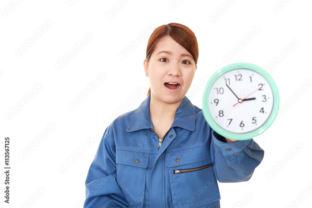 笑顔の女性作業員