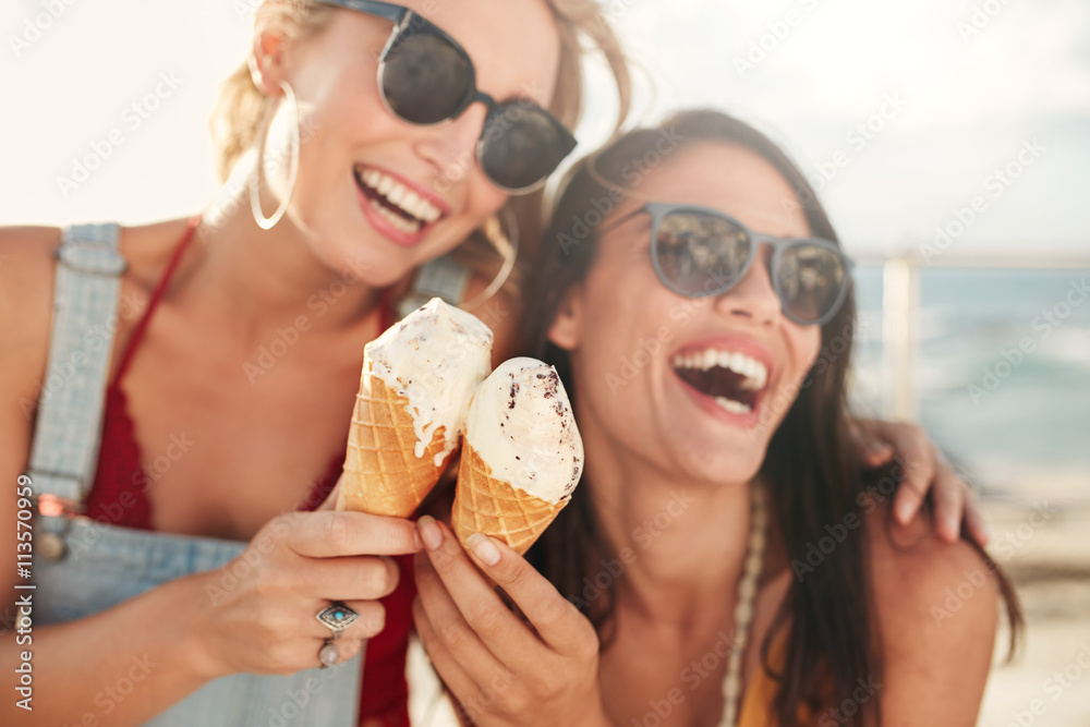 Female friends having fun and eating ice cream - obrazy, fototapety, plakaty 