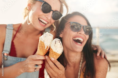 Foto Female friends having fun and eating ice cream