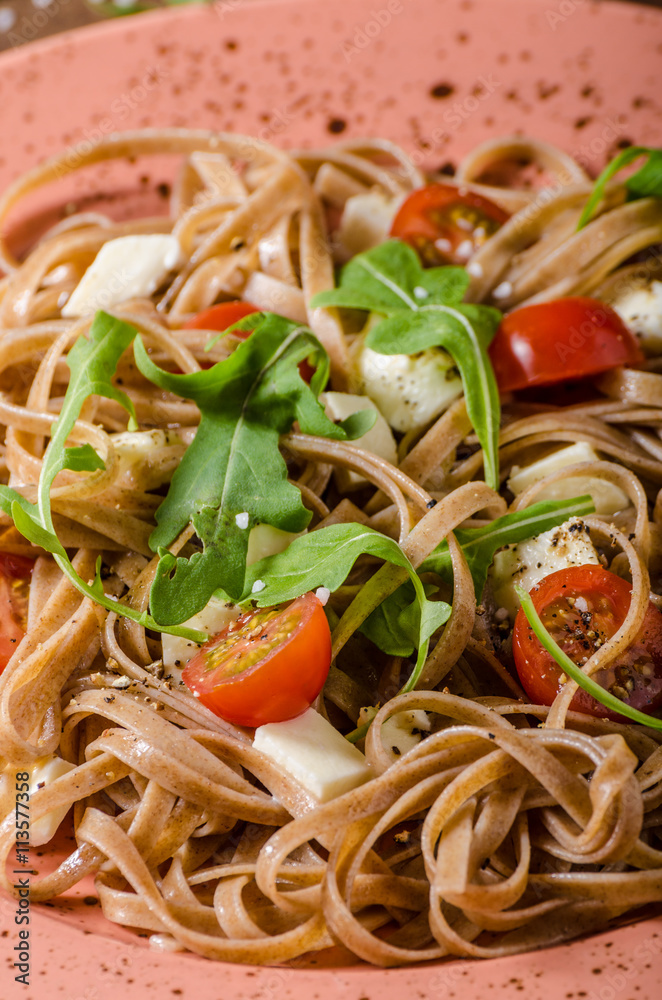 Spaghetti with mozzarella, cherry tomatoes and arugula Spaghetti with mozzarella, cherry tomatoes and arugula
