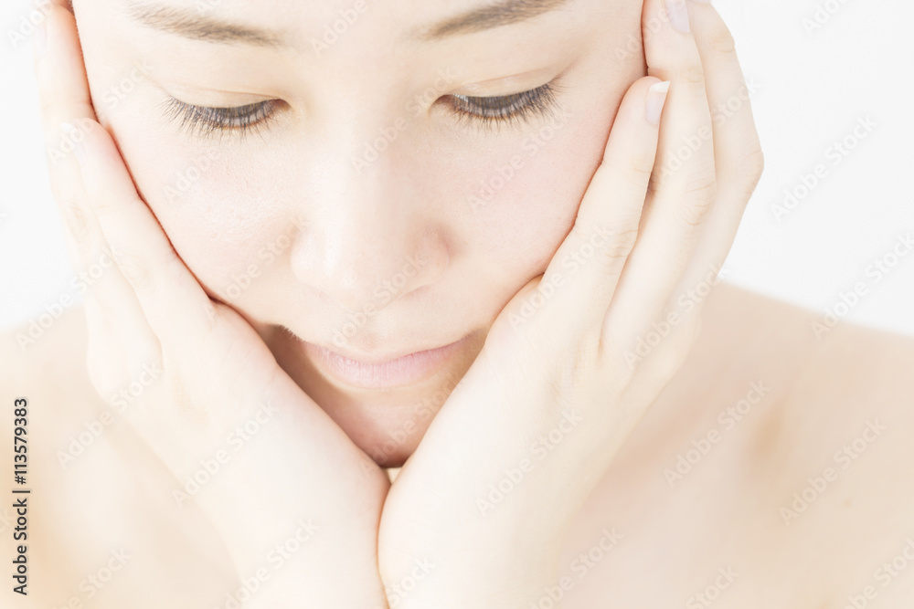 ビューティ　イメージ　バストアップ　裸　女性　うつむく　下をむく　白バック