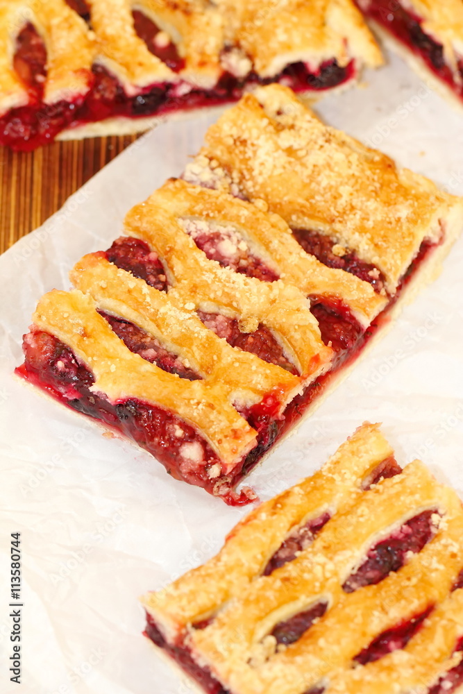 Pie with wild berries and apples Pie with wild berries and apples