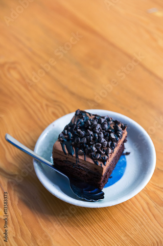 Obraz na płótnie Dark chocolate cake on wood table w salonie