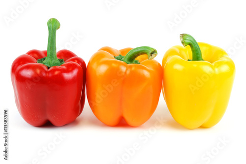 Fotografia colorful bell peppers isolated on white background