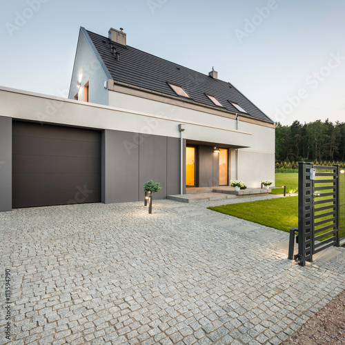 Design house with stone driveway photo