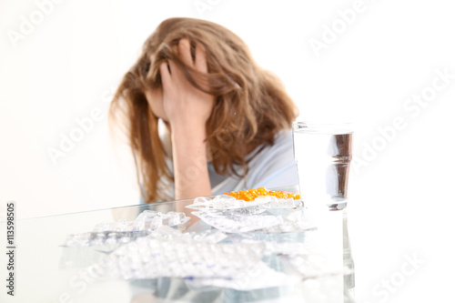 Kobieta pochylona nad tabletkami 