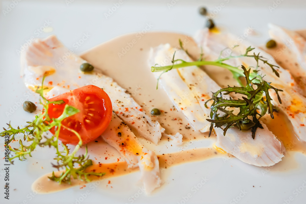 Vitello tonnato - Antipasto aus Kalbfleisch mit Thunfischsauce Stock ...