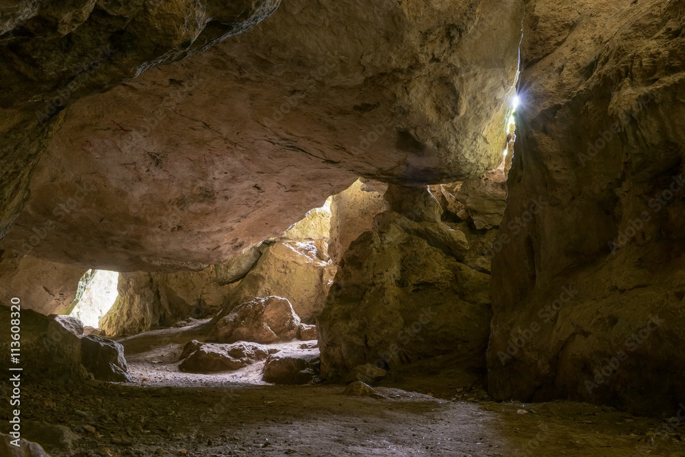 Naklejka premium im Innern einer dunklen Kalksteinhöhle