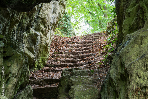 alte Treppe aus einer Kalksteinh  hle