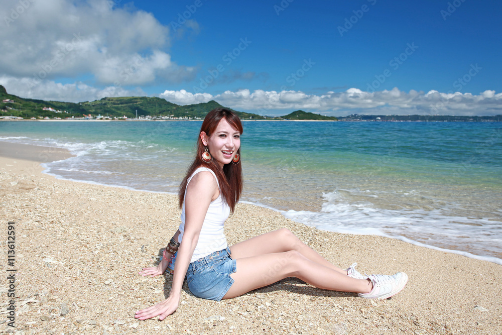 南国沖縄の美しいビーチで寛ぐ女性 南国沖縄の美しいビーチで寛ぐ女性