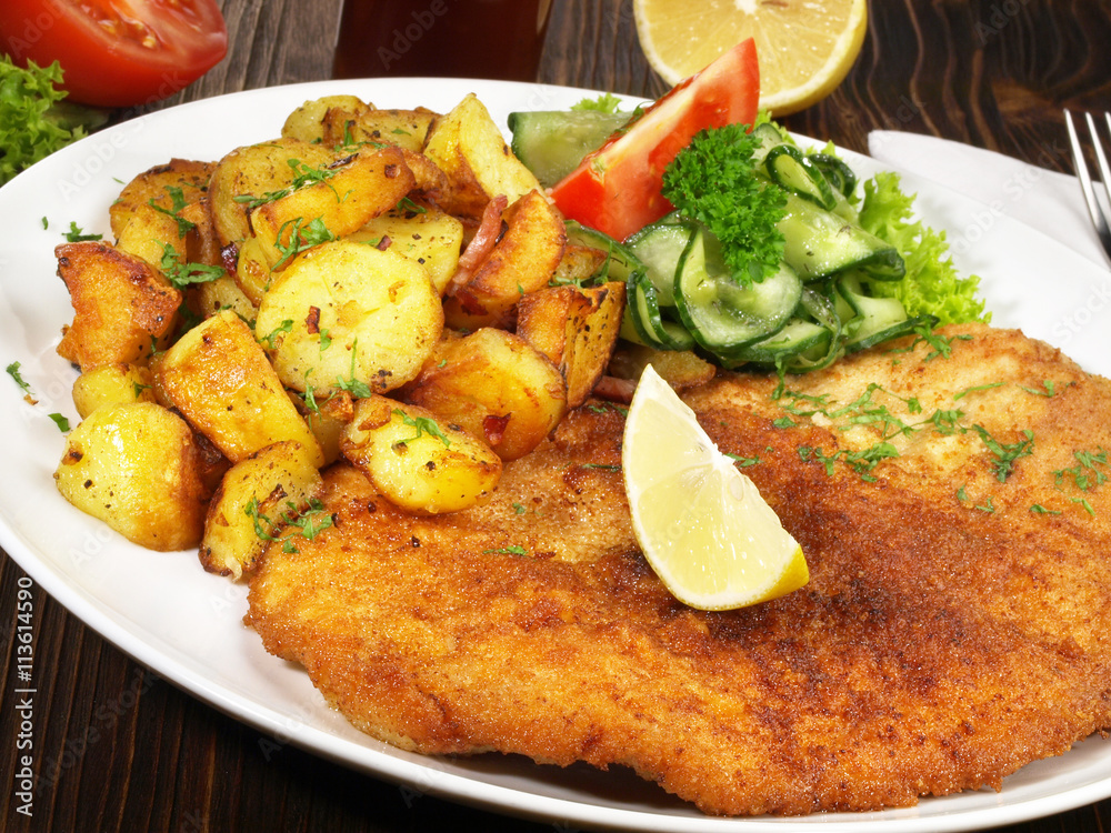 Wiener Schnitzel mit Bratkartoffel Stock Photo | Adobe Stock