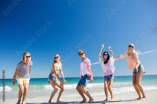 Portrait of friends posing at the beach © WavebreakmediaMicro