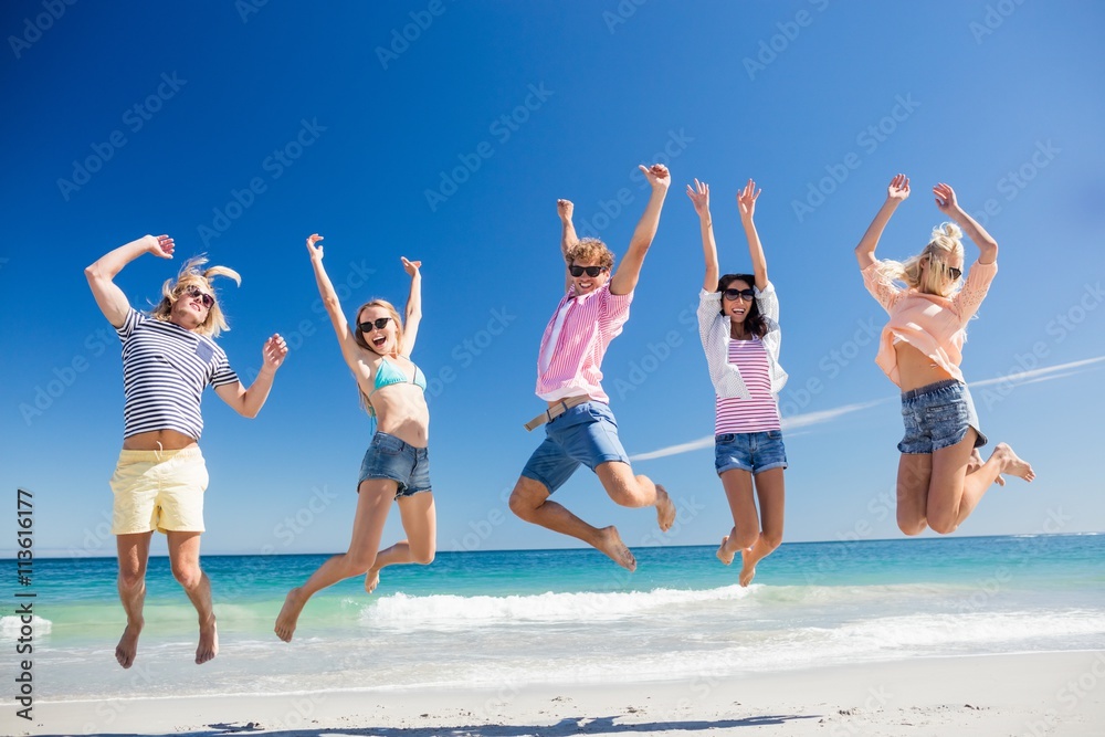 Obraz premium Portrait of friends posing at the beach