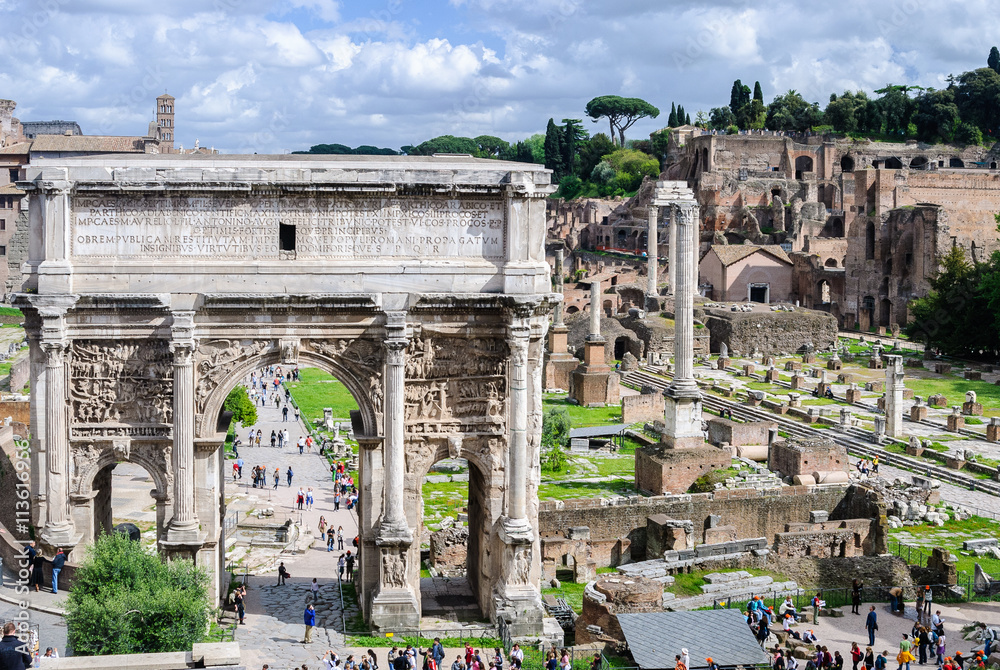 Fototapeta premium ROME, ITALY - APRIL 21, 2008: Ruins of the ancient Roman Forum and Arch of Titus in Rome, Italy