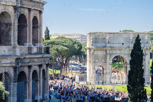 Photography ROME, ITALY - APRIL 20, 2008: Crowd of tourists near Coliseum and the Arc of Con