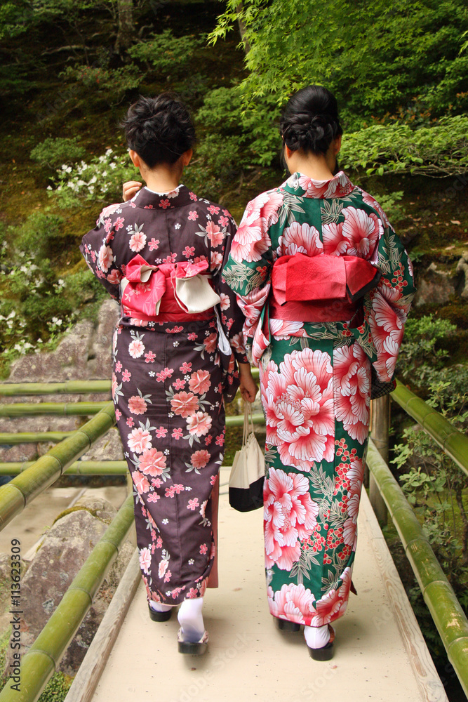 Japonaises en kimono dans un jardin à Kyoto, Japon