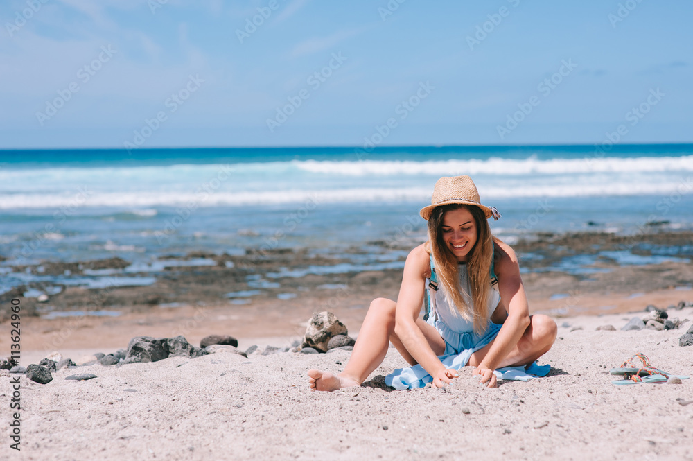 Fototapeta premium beautiful girl on the beach
