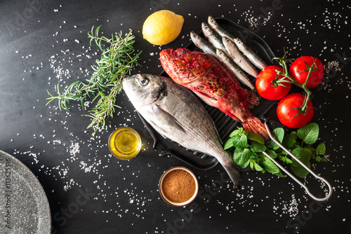 Fototapeta Naklejka Na Ścianę i Meble -  piastra con pesce da grigliare