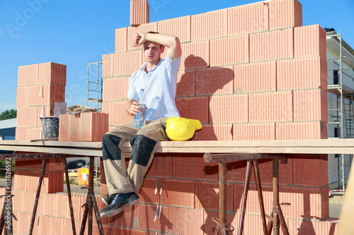 Papier peint durstiger Bauarbeiter