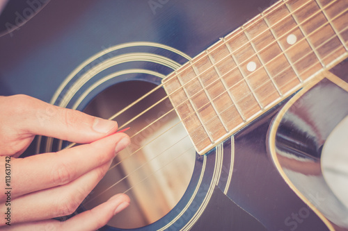 Gitarre spielen, Westerngitarre photo