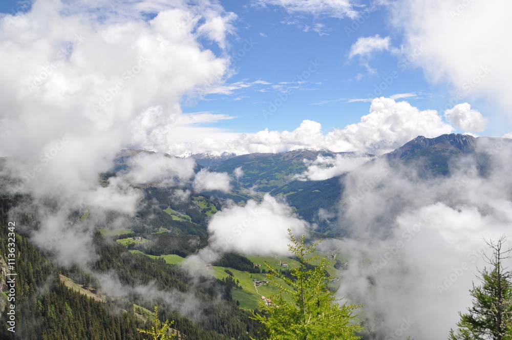 Südtiroler Landschaft im Nebel