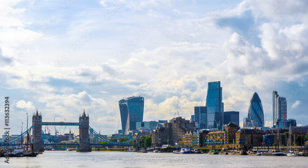 Obraz premium Stunning London cityscape with Tower Bridge against a sky with dramatic clouds