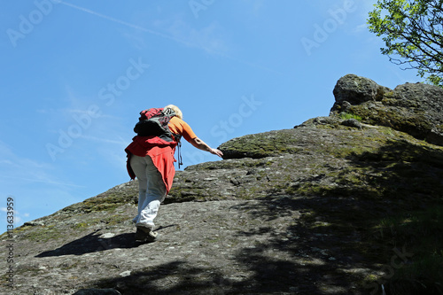 Frau klettert auf den Gipfel