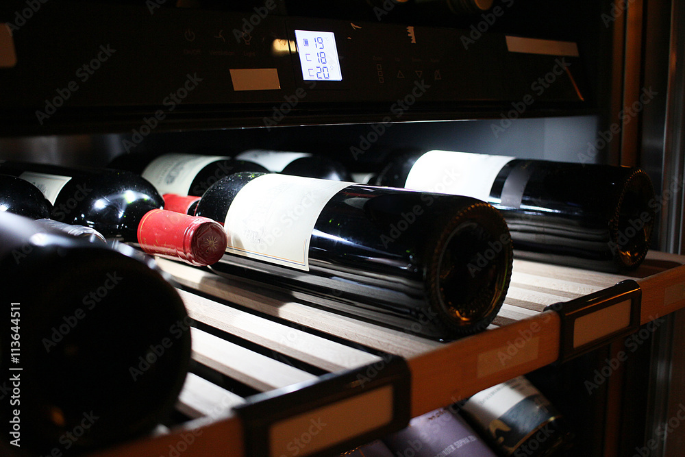 Fototapeta premium Weinflasche im Weinregal