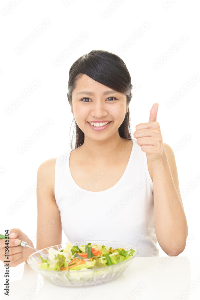 食事を楽しむ女性