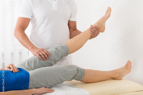 Canvas Print Woman Receiving Leg Massage In Spa