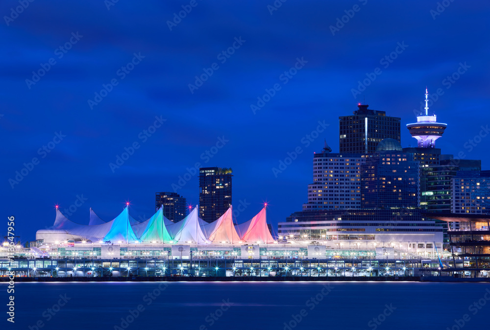 Fototapeta premium Canada Place Night Sails. Śródmieście Vancouver i centrum konferencyjne o zmierzchu. Vancouver, Kolumbia Brytyjska, Kanada.
