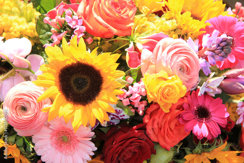 Mixed bouquet in bright colors © Studio Porto Sabbia
