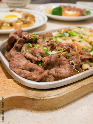 Beef with vegetables on hot plate © Kwangmoozaa
