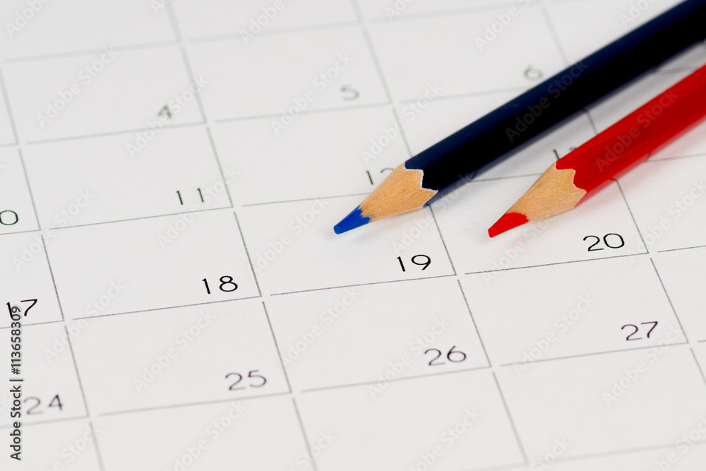 monats kalender mit roten und blauen bleistiften monats kalender mit roten und blauen bleistiften