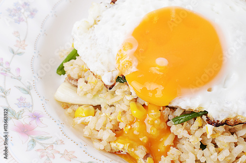 Fried rice with egg yolks to eat