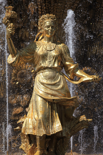 Fountain sculpture at the Moscow Exhibition Center © kichigin19