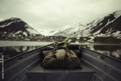 Sac à dos dans une barque en Islande photo