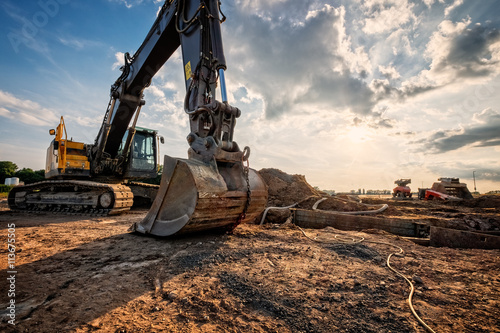 Schaufelbagger mit baustelle