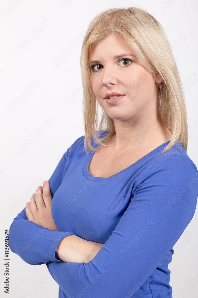 Junge blond Frau schaut selbstbewusst Junge blond Frau schaut selbstbewusst