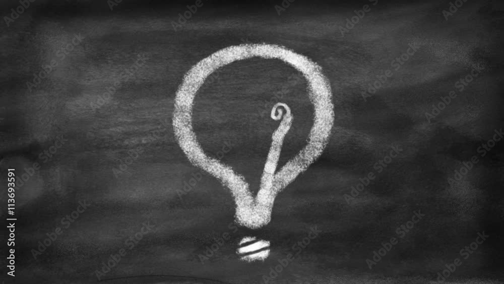 Dessin d'un point d'interrogation qui se transforme en une ampoule. Concept d'idée venant de la réflexion. Style motion stop, avec de la craie sur un tableau noir.