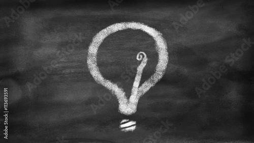 Dessin d'un point d'interrogation qui se transforme en une ampoule. Concept d'idée venant de la réflexion. Style motion stop, avec de la craie sur un tableau noir.