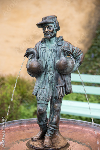 "Gänsemännchenbrunnen" von 1867 im Burggarten Hohenschwangau, erinnert an Legenden des Mittelalters