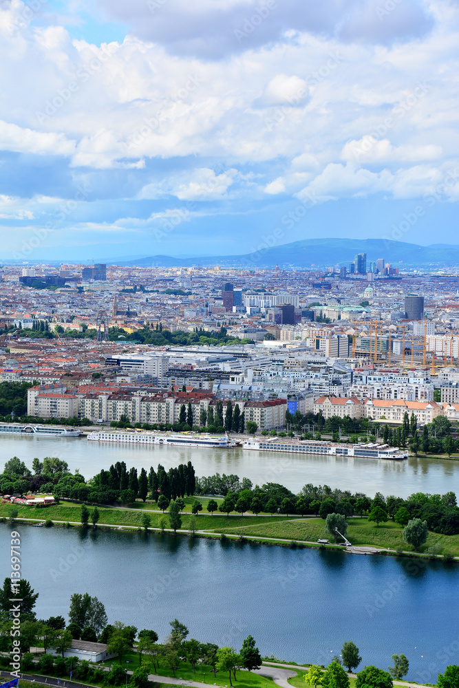 Bewölkter Himmel über Wien mit Donauinsel