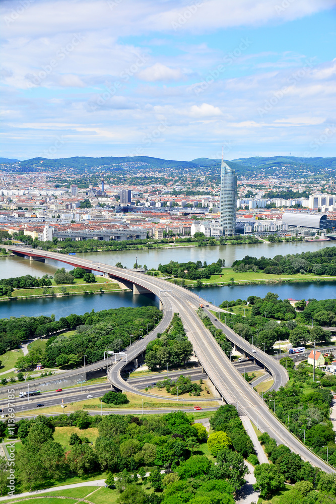 Brigittenauer Brücke mit Donau und Donaupark
