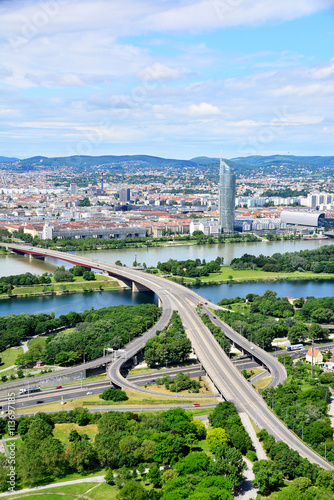 Brigittenauer Brücke mit Donau und Donaupark