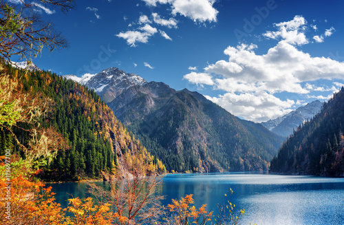 Cuadro en lienzo Beautiful view of the Long Lake among mountains and fall woods