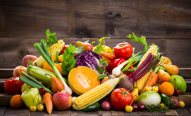 Papier peint photo Légumes Fruits et légumes frais appétissants  © pilipphoto