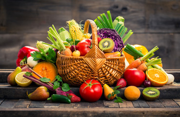 Papier peint photo Légumes Panier garni de fruits et légumes  © pilipphoto