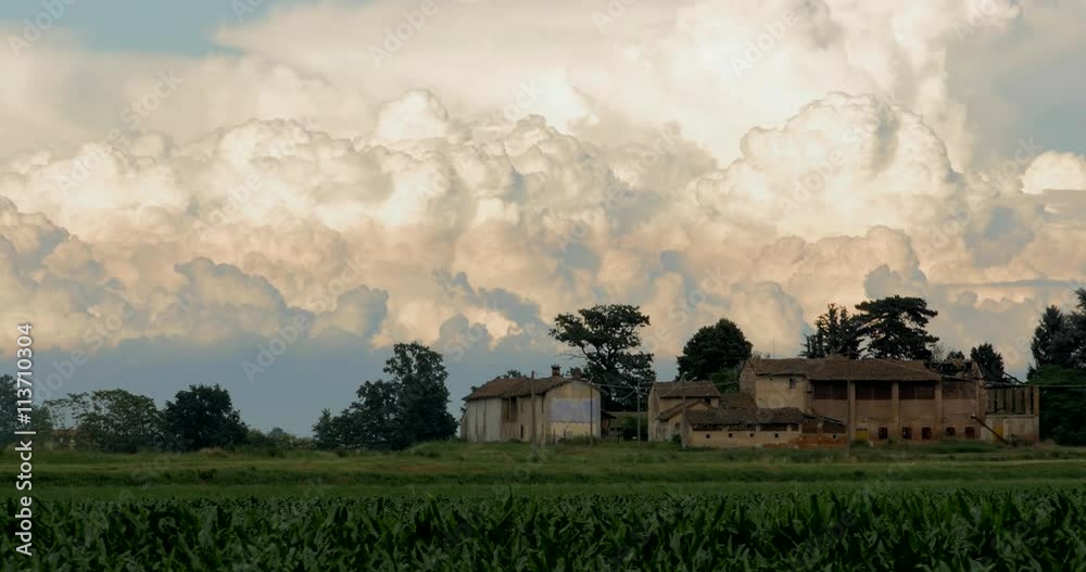 time-laps di una perturbazione in arrivo dietro ad una fattoria italiana in provincia di Pavia