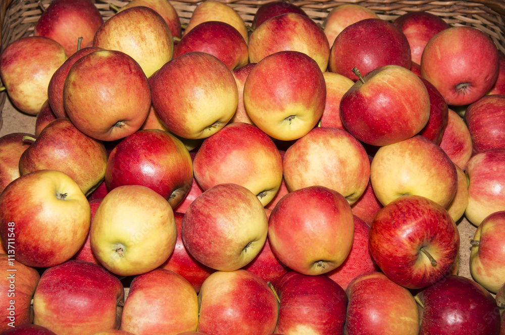 Korb mit Äpfeln Korb mit Äpfeln